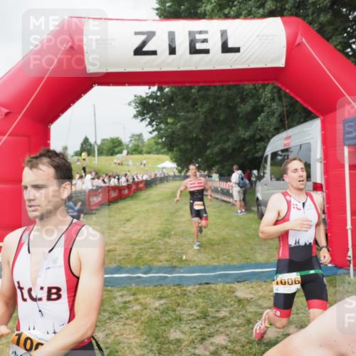 21.06.2025 - 27. Vierlanden-Triathlon MichiJ http://msf.ph/oto/8033933 15.06.2026 12:56:48 Ziel 725, 1004, 1006, 1007, 1008 meine-sportfotos.de