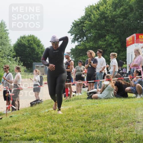 21.06.2025 - 27. Vierlanden-Triathlon KatJ http://msf.ph/oto/8033934 15.06.2025 11:17:11 Schwimmen 944, 945, 978, 979 meine-sportfotos.de