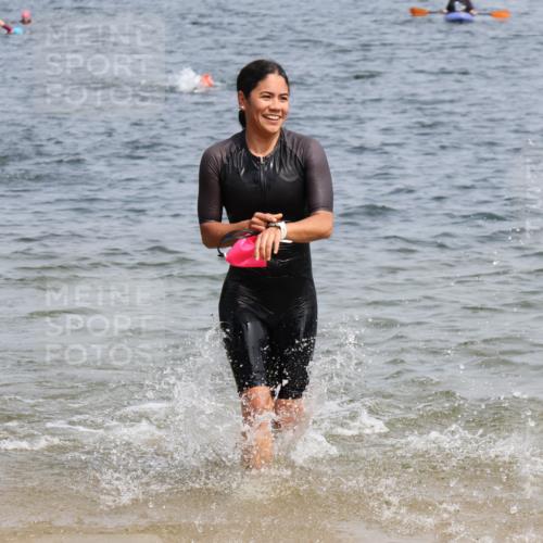 21.06.2025 - 27. Vierlanden-Triathlon Lena Gebhardt http://msf.ph/oto/8033935 15.06.2025 11:18:44 Schwimmen 885, 909, 916, 925, 939 meine-sportfotos.de