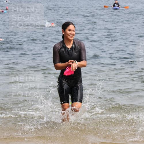 21.06.2025 - 27. Vierlanden-Triathlon Lena Gebhardt http://msf.ph/oto/8033939 15.06.2025 11:18:44 Schwimmen 885, 909, 916, 925, 939 meine-sportfotos.de