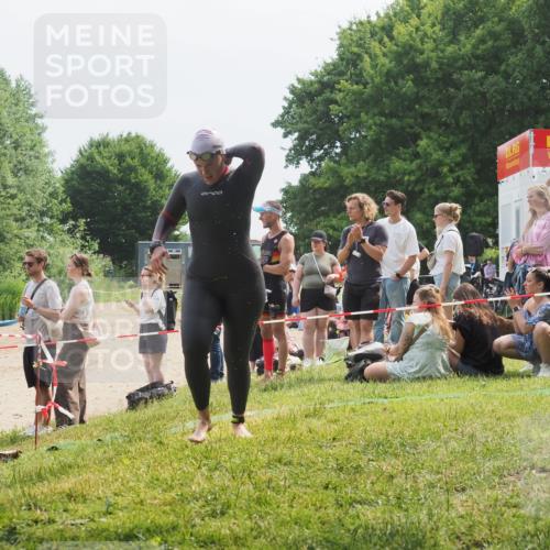 21.06.2025 - 27. Vierlanden-Triathlon KatJ http://msf.ph/oto/8033940 15.06.2025 11:17:11 Schwimmen 944, 945, 978, 979 meine-sportfotos.de