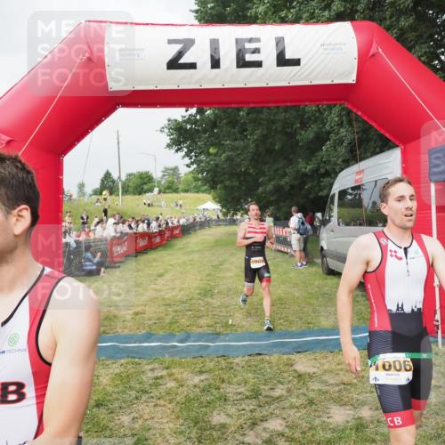 21.06.2025 - 27. Vierlanden-Triathlon MichiJ http://msf.ph/oto/8033943 15.06.2026 12:56:49 Ziel 725, 1004, 1006, 1007, 1008 meine-sportfotos.de