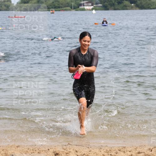21.06.2025 - 27. Vierlanden-Triathlon Lena Gebhardt http://msf.ph/oto/8033944 15.06.2025 11:18:44 Schwimmen 885, 909, 916, 925, 939 meine-sportfotos.de