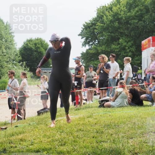 21.06.2025 - 27. Vierlanden-Triathlon KatJ http://msf.ph/oto/8033946 15.06.2025 11:17:11 Schwimmen 944, 945, 978, 979 meine-sportfotos.de