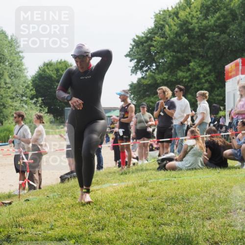 21.06.2025 - 27. Vierlanden-Triathlon KatJ http://msf.ph/oto/8033960 15.06.2025 11:17:11 Schwimmen 944, 945, 978, 979 meine-sportfotos.de
