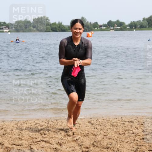 21.06.2025 - 27. Vierlanden-Triathlon Lena Gebhardt http://msf.ph/oto/8033961 15.06.2025 11:18:46 Schwimmen 885, 909, 916, 925, 939 meine-sportfotos.de