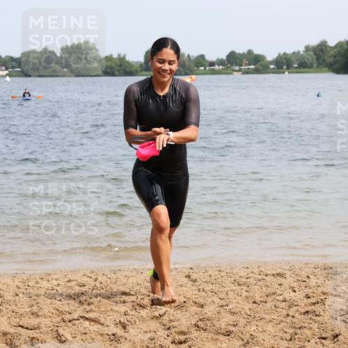 21.06.2025 - 27. Vierlanden-Triathlon Lena Gebhardt http://msf.ph/oto/8033966 15.06.2025 11:18:46 Schwimmen 885, 909, 916, 925, 939 meine-sportfotos.de