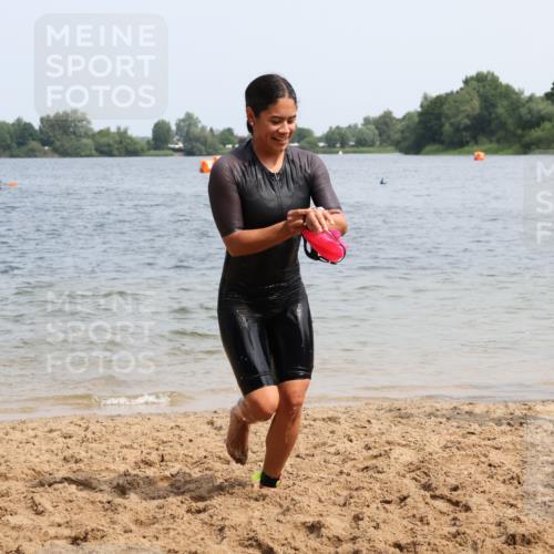 21.06.2025 - 27. Vierlanden-Triathlon Lena Gebhardt http://msf.ph/oto/8033971 15.06.2025 11:18:47 Schwimmen 885, 909, 916, 925, 939 meine-sportfotos.de