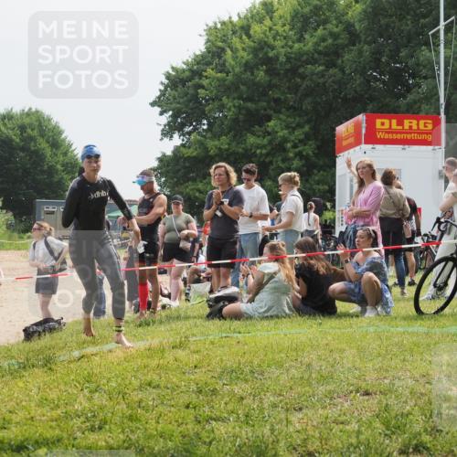21.06.2025 - 27. Vierlanden-Triathlon KatJ http://msf.ph/oto/8033972 15.06.2025 11:17:15 Schwimmen 944, 945, 979 meine-sportfotos.de