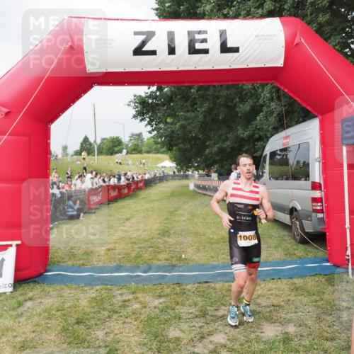 21.06.2025 - 27. Vierlanden-Triathlon MichiJ http://msf.ph/oto/8033974 15.06.2026 12:56:50 Ziel 725, 1004, 1006, 1007, 1008 meine-sportfotos.de