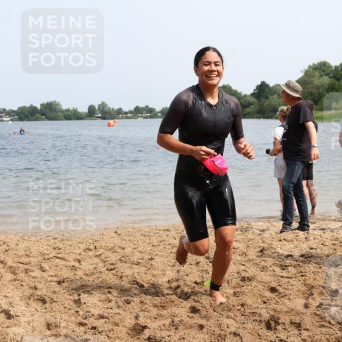 21.06.2025 - 27. Vierlanden-Triathlon Lena Gebhardt http://msf.ph/oto/8033980 15.06.2025 11:18:47 Schwimmen 885, 909, 916, 925, 939 meine-sportfotos.de