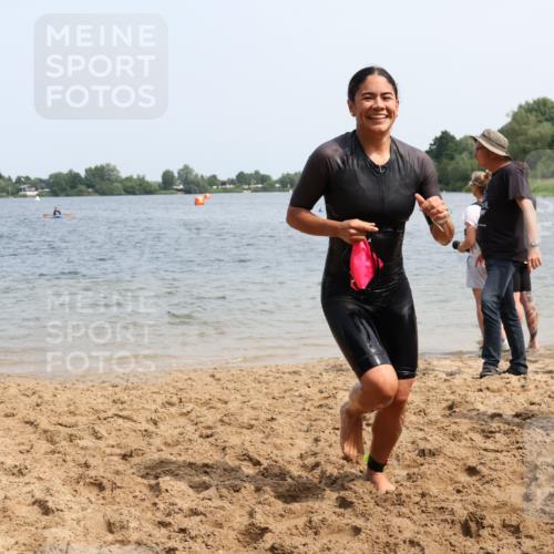 21.06.2025 - 27. Vierlanden-Triathlon Lena Gebhardt http://msf.ph/oto/8033986 15.06.2025 11:18:47 Schwimmen 885, 909, 916, 925, 939 meine-sportfotos.de