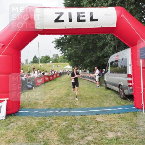 21.06.2025 - 27. Vierlanden-Triathlon MichiJ http://msf.ph/oto/8033995 15.06.2026 12:57:02 Ziel 59 meine-sportfotos.de