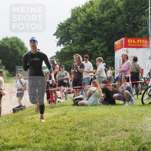 21.06.2025 - 27. Vierlanden-Triathlon KatJ http://msf.ph/oto/8034004 15.06.2025 11:17:15 Schwimmen 944, 945, 979 meine-sportfotos.de