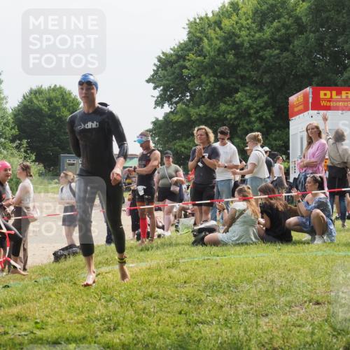 21.06.2025 - 27. Vierlanden-Triathlon KatJ http://msf.ph/oto/8034010 15.06.2025 11:17:16 Schwimmen 944, 945, 979 meine-sportfotos.de