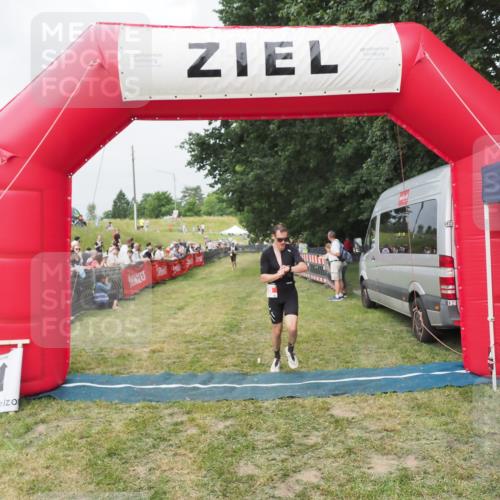21.06.2025 - 27. Vierlanden-Triathlon MichiJ http://msf.ph/oto/8034011 15.06.2026 12:57:03 Ziel 59 meine-sportfotos.de