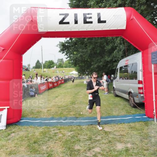 21.06.2025 - 27. Vierlanden-Triathlon MichiJ http://msf.ph/oto/8034020 15.06.2026 12:57:03 Ziel 59 meine-sportfotos.de