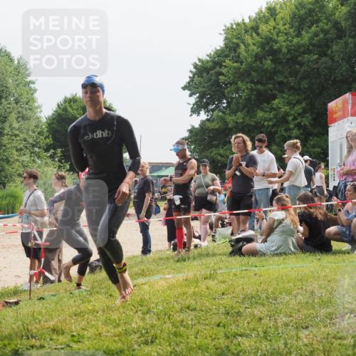 21.06.2025 - 27. Vierlanden-Triathlon KatJ http://msf.ph/oto/8034021 15.06.2025 11:17:16 Schwimmen 944, 945, 979 meine-sportfotos.de