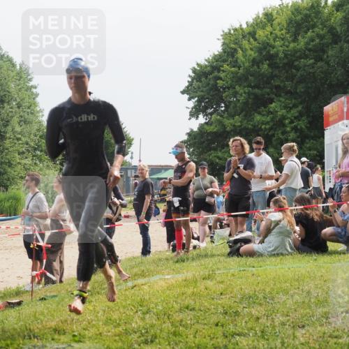 21.06.2025 - 27. Vierlanden-Triathlon KatJ http://msf.ph/oto/8034026 15.06.2025 11:17:16 Schwimmen 944, 945, 979 meine-sportfotos.de