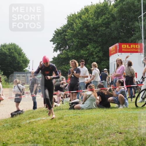 21.06.2025 - 27. Vierlanden-Triathlon KatJ http://msf.ph/oto/8034031 15.06.2025 11:17:17 Schwimmen 944, 945, 979 meine-sportfotos.de