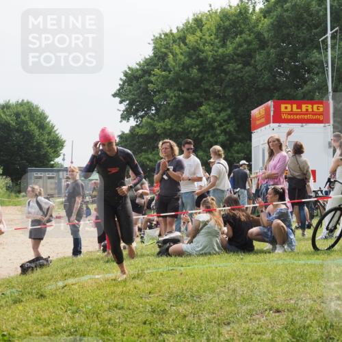 21.06.2025 - 27. Vierlanden-Triathlon KatJ http://msf.ph/oto/8034038 15.06.2025 11:17:17 Schwimmen 944, 945, 979 meine-sportfotos.de