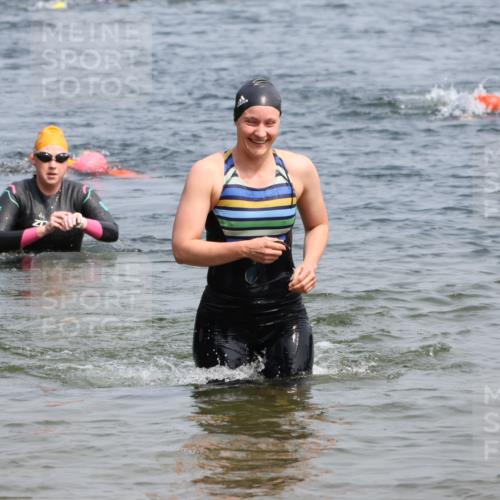 21.06.2025 - 27. Vierlanden-Triathlon Lena Gebhardt http://msf.ph/oto/8034041 15.06.2025 11:18:56 Schwimmen 885, 916, 942 meine-sportfotos.de