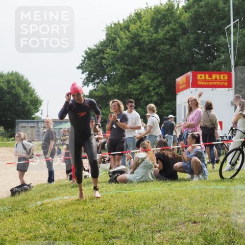 21.06.2025 - 27. Vierlanden-Triathlon KatJ http://msf.ph/oto/8034045 15.06.2025 11:17:17 Schwimmen 944, 945, 979 meine-sportfotos.de