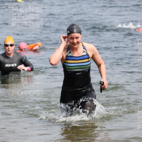 21.06.2025 - 27. Vierlanden-Triathlon Lena Gebhardt http://msf.ph/oto/8034048 15.06.2025 11:18:57 Schwimmen 876, 885, 916, 942 meine-sportfotos.de