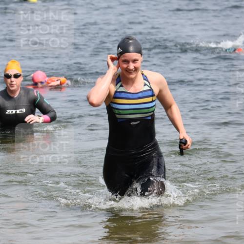 21.06.2025 - 27. Vierlanden-Triathlon Lena Gebhardt http://msf.ph/oto/8034050 15.06.2025 11:18:57 Schwimmen 876, 885, 916, 942 meine-sportfotos.de