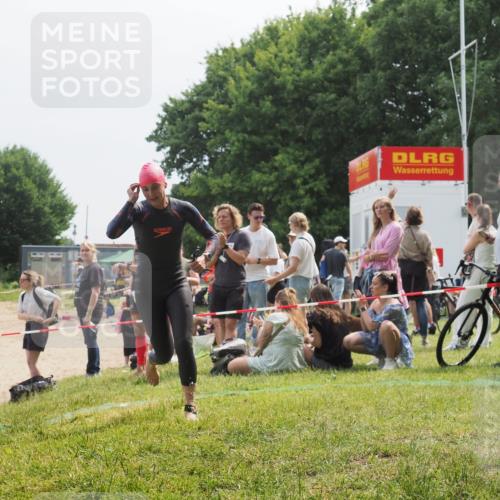 21.06.2025 - 27. Vierlanden-Triathlon KatJ http://msf.ph/oto/8034052 15.06.2025 11:17:17 Schwimmen 944, 945, 979 meine-sportfotos.de