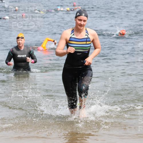 21.06.2025 - 27. Vierlanden-Triathlon Lena Gebhardt http://msf.ph/oto/8034054 15.06.2025 11:18:59 Schwimmen 876, 916, 942 meine-sportfotos.de