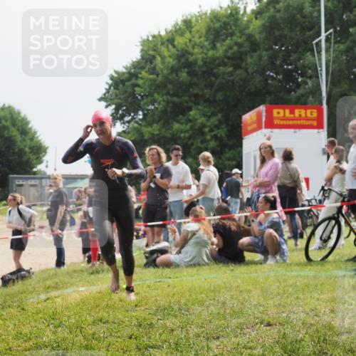 21.06.2025 - 27. Vierlanden-Triathlon KatJ http://msf.ph/oto/8034057 15.06.2025 11:17:17 Schwimmen 944, 945, 979 meine-sportfotos.de