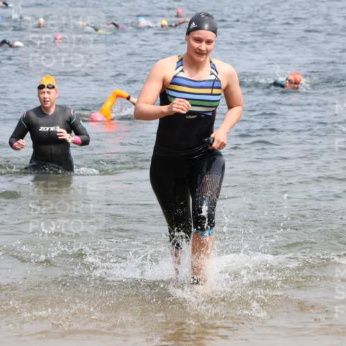 21.06.2025 - 27. Vierlanden-Triathlon Lena Gebhardt http://msf.ph/oto/8034058 15.06.2025 11:18:59 Schwimmen 876, 916, 942 meine-sportfotos.de