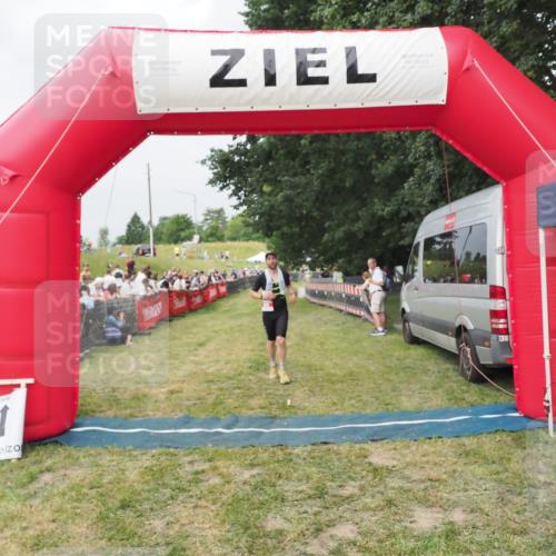21.06.2025 - 27. Vierlanden-Triathlon MichiJ http://msf.ph/oto/8034059 15.06.2026 12:57:10 Ziel 59, 86 meine-sportfotos.de