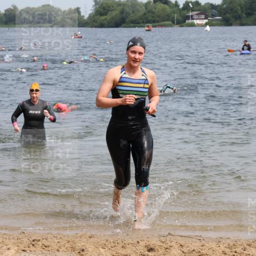 21.06.2025 - 27. Vierlanden-Triathlon Lena Gebhardt http://msf.ph/oto/8034061 15.06.2025 11:19:00 Schwimmen 876, 916, 942 meine-sportfotos.de