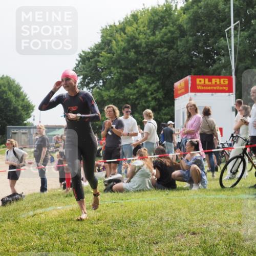 21.06.2025 - 27. Vierlanden-Triathlon KatJ http://msf.ph/oto/8034063 15.06.2025 11:17:17 Schwimmen 944, 945, 979 meine-sportfotos.de