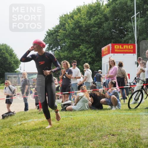21.06.2025 - 27. Vierlanden-Triathlon KatJ http://msf.ph/oto/8034070 15.06.2025 11:17:17 Schwimmen 944, 945, 979 meine-sportfotos.de