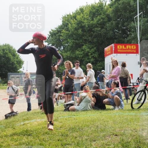 21.06.2025 - 27. Vierlanden-Triathlon KatJ http://msf.ph/oto/8034076 15.06.2025 11:17:17 Schwimmen 944, 945, 979 meine-sportfotos.de