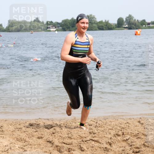 21.06.2025 - 27. Vierlanden-Triathlon Lena Gebhardt http://msf.ph/oto/8034077 15.06.2025 11:19:01 Schwimmen 876, 942 meine-sportfotos.de