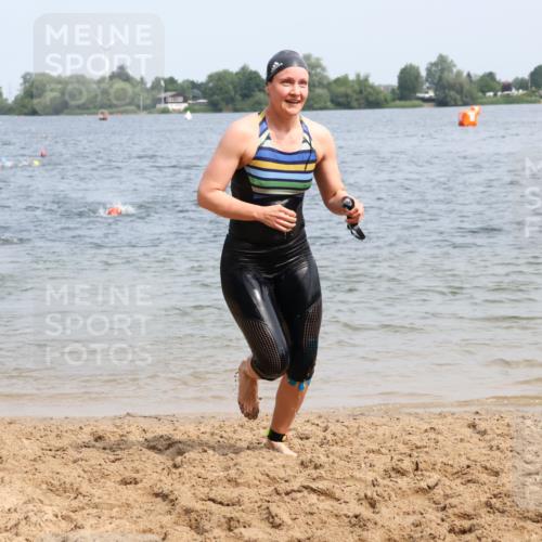 21.06.2025 - 27. Vierlanden-Triathlon Lena Gebhardt http://msf.ph/oto/8034081 15.06.2025 11:19:01 Schwimmen 876, 942 meine-sportfotos.de