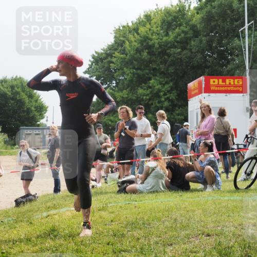 21.06.2025 - 27. Vierlanden-Triathlon KatJ http://msf.ph/oto/8034082 15.06.2025 11:17:18 Schwimmen 911, 944, 945, 979 meine-sportfotos.de