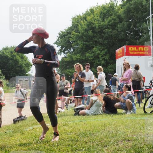 21.06.2025 - 27. Vierlanden-Triathlon KatJ http://msf.ph/oto/8034088 15.06.2025 11:17:18 Schwimmen 911, 944, 945, 979 meine-sportfotos.de