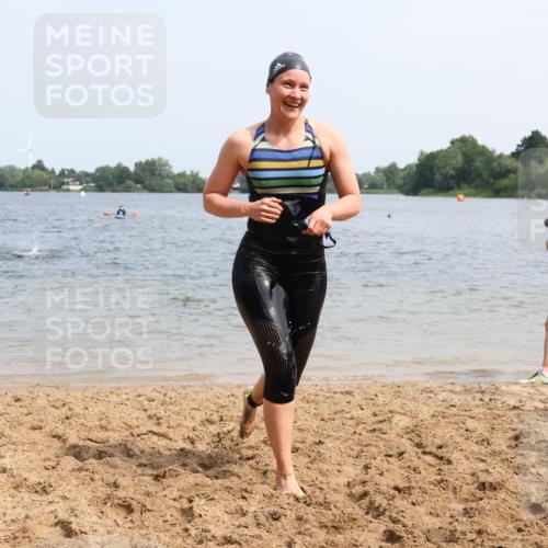 21.06.2025 - 27. Vierlanden-Triathlon Lena Gebhardt http://msf.ph/oto/8034093 15.06.2025 11:19:02 Schwimmen 876, 942 meine-sportfotos.de