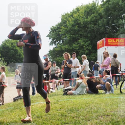 21.06.2025 - 27. Vierlanden-Triathlon KatJ http://msf.ph/oto/8034094 15.06.2025 11:17:18 Schwimmen 911, 944, 945, 979 meine-sportfotos.de