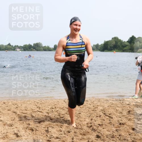 21.06.2025 - 27. Vierlanden-Triathlon Lena Gebhardt http://msf.ph/oto/8034098 15.06.2025 11:19:02 Schwimmen 876, 942 meine-sportfotos.de