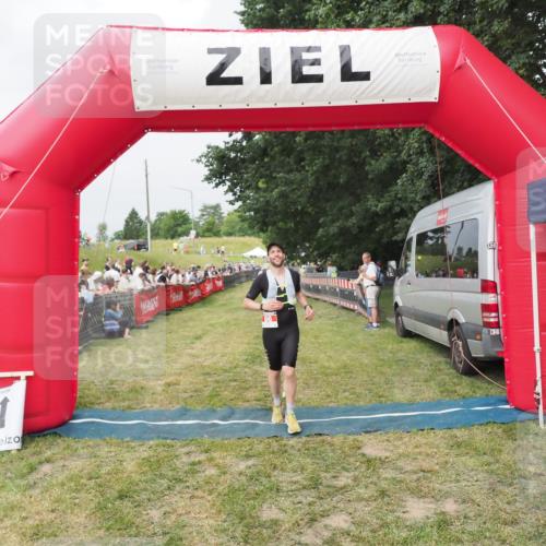 21.06.2025 - 27. Vierlanden-Triathlon MichiJ http://msf.ph/oto/8034099 15.06.2026 12:57:11 Ziel 86 meine-sportfotos.de