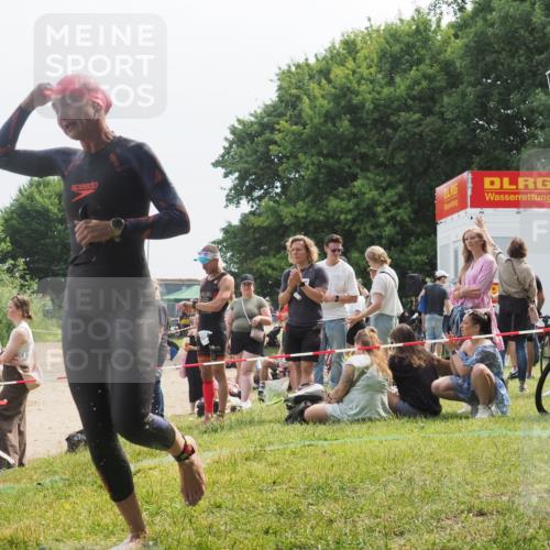 21.06.2025 - 27. Vierlanden-Triathlon KatJ http://msf.ph/oto/8034100 15.06.2025 11:17:18 Schwimmen 911, 944, 945, 979 meine-sportfotos.de