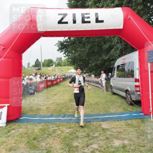 21.06.2025 - 27. Vierlanden-Triathlon MichiJ http://msf.ph/oto/8034104 15.06.2026 12:57:11 Ziel 86 meine-sportfotos.de