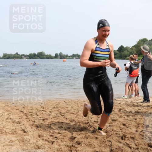 21.06.2025 - 27. Vierlanden-Triathlon Lena Gebhardt http://msf.ph/oto/8034109 15.06.2025 11:19:03 Schwimmen 876, 942 meine-sportfotos.de
