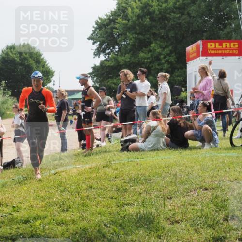 21.06.2025 - 27. Vierlanden-Triathlon KatJ http://msf.ph/oto/8034111 15.06.2025 11:17:25 Schwimmen 911, 944 meine-sportfotos.de